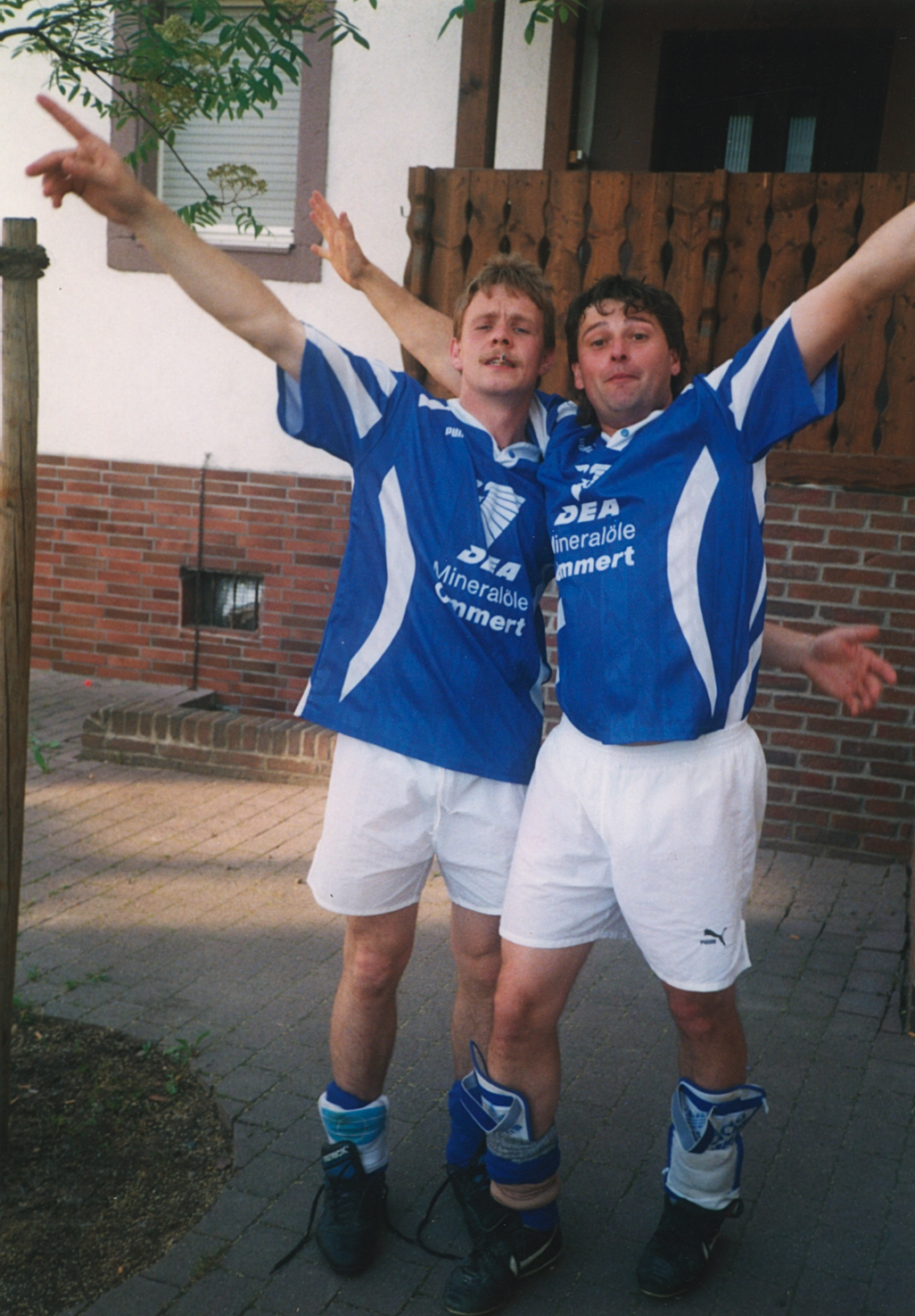 Die Fußballer des TVM feiern den Aufstieg am 28.5.1995